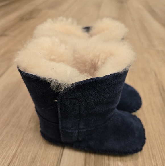 Baby UGG Booties, 2/3 - Picture 5 of 9